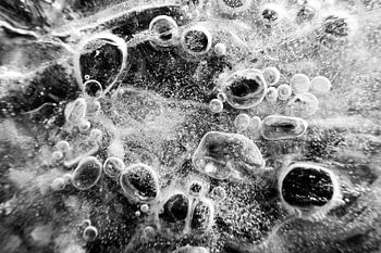 Glace avec bulles en forme de cercle