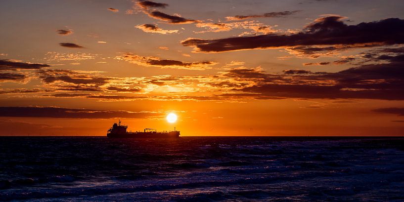 Schiff bei Sonnenuntergang von Edwin Benschop