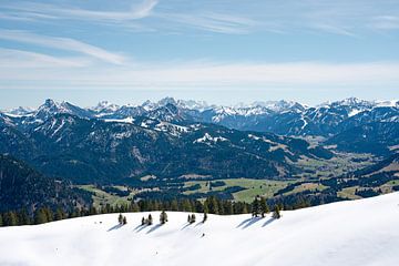 Winteruitzicht op de Tannheinmer Vallei en Alpen van Leo Schindzielorz
