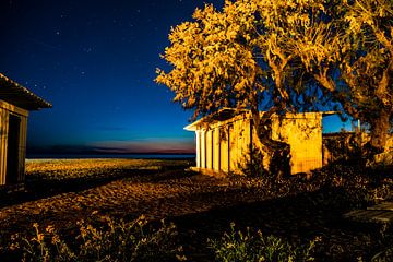 Nachtfoto strandhuisje. van Fred Peerdeman