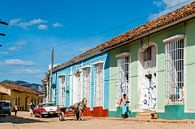 Buntes Trinidad Kuba, farbenfroh von Corrine Ponsen Miniaturansicht