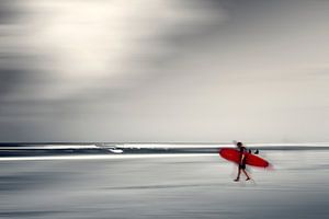 Rotes Surfbrett - Abstrakte Strandszene