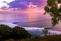 De paarse oceaan in Uluwatu Bali