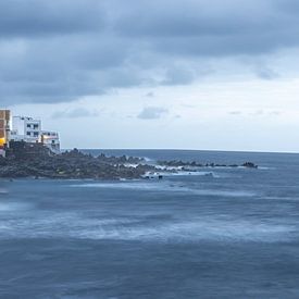Eerste licht boven Puerto de la Cruz van Walter G. Allgöwer
