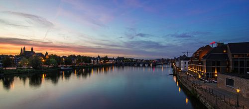 Zonsondergang Maas in Maastricht.