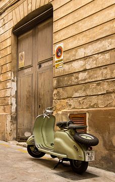 Motorroller in einer Gasse auf Mallorca von René Weijers