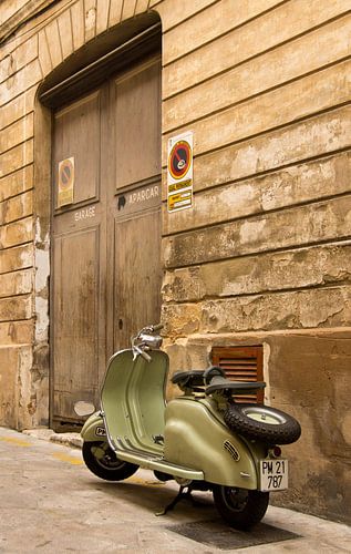 Vintage scooter in een steeg in Palma de Mallorca