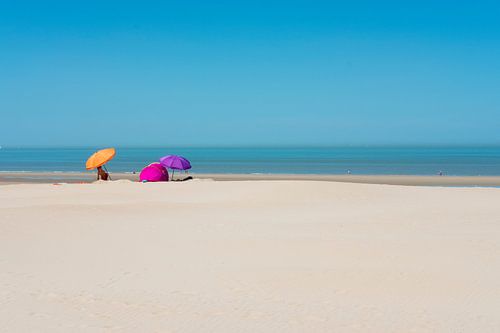 Parasols in het zand.