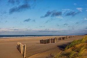 Een verlaten strand van Bram van Broekhoven