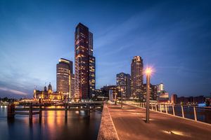 Rijnhavenbrug in de avond