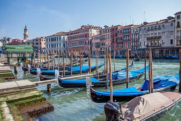 Gondolas aan grote kanaal van Venetie, Italie