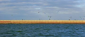 Kite surfers at IJmuiden Harbour by Mirjam Hartog