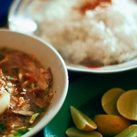 Soto ayam, soupe de poulet indonésienne avec du riz sur André van Bel
