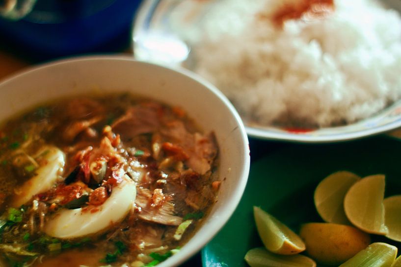 Soto ayam, soupe de poulet indonésienne avec du riz par André van Bel