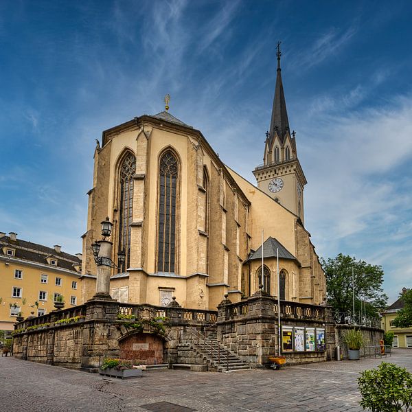Uitzicht op de kerk in Villach van Andreas Völkel