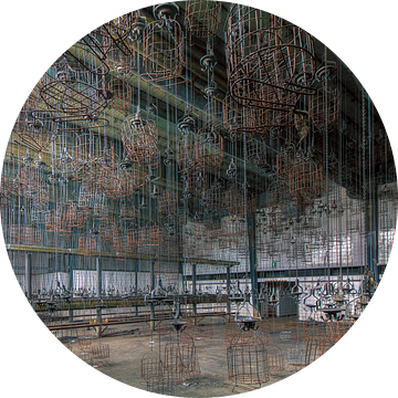 Hangende mandjes in de fabriek van Truus Nijland