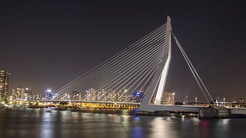 De Erasmusbrug bij nacht.