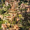 Idyllischer Blick auf Deia, altes mediterranes Dorf auf Mallorca von Alex Winter