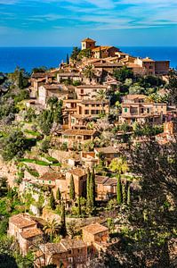 Idyllischer Blick auf Deia, altes mediterranes Dorf auf Mallorca