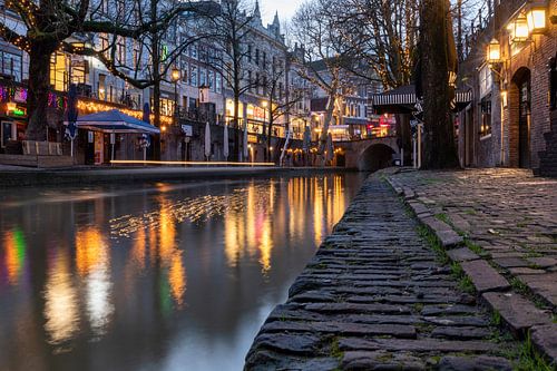 Kleurrijke avondsfeer aan de Oudegracht in Utrecht