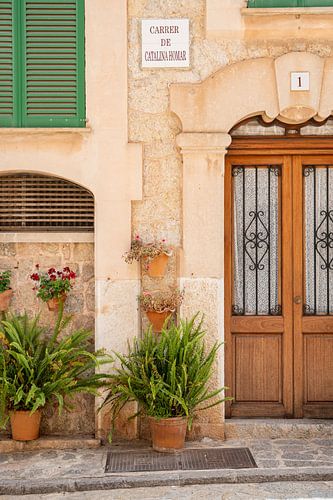 Mooie gevel in de straten van Valldemossa op Mallorca