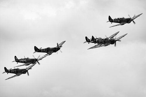 Spitfire Scramble in Schwarz und Weiß.
