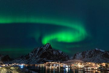 Spiraalvormig dansend noorderlicht aan de nachtelijke hemel boven Reine op de Lofoten in Noorwegen i van Robert Ruidl