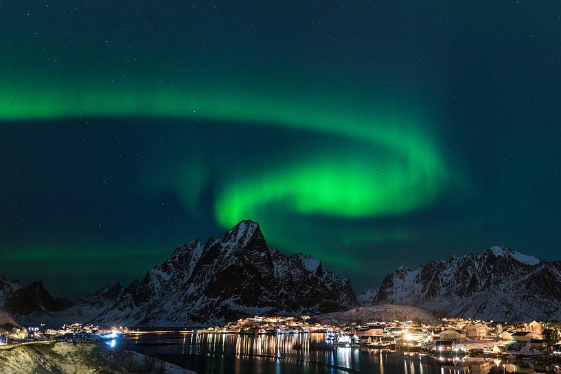Aurore polaire dansante en forme de spirale dans le ciel nocturne au-dessus de Reine sur les îles Lo par Robert Ruidl