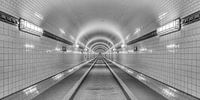 Oude Elbtunnel in Hamburg zwart-wit van Michael Valjak thumbnail
