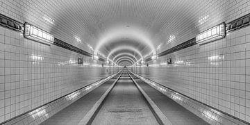 Vieux tunnel de l'Elbe à Hambourg noir et blanc sur Michael Valjak