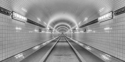 Vieux tunnel de l'Elbe à Hambourg noir et blanc sur Michael Valjak