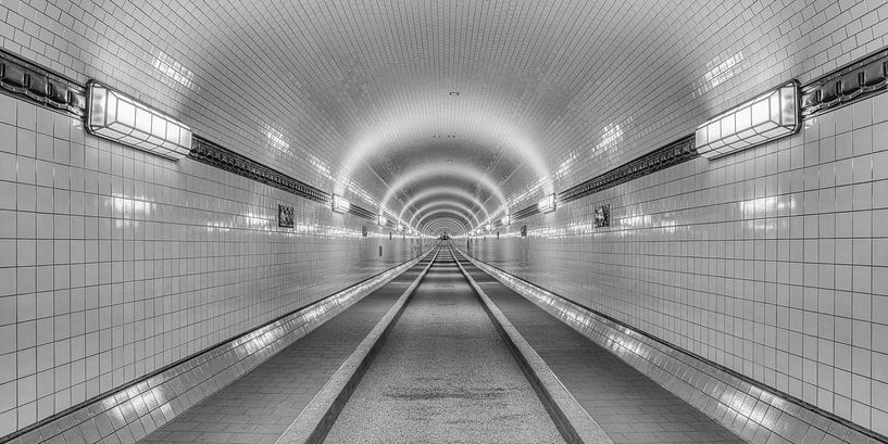 Oude Elbtunnel in Hamburg zwart-wit van Michael Valjak