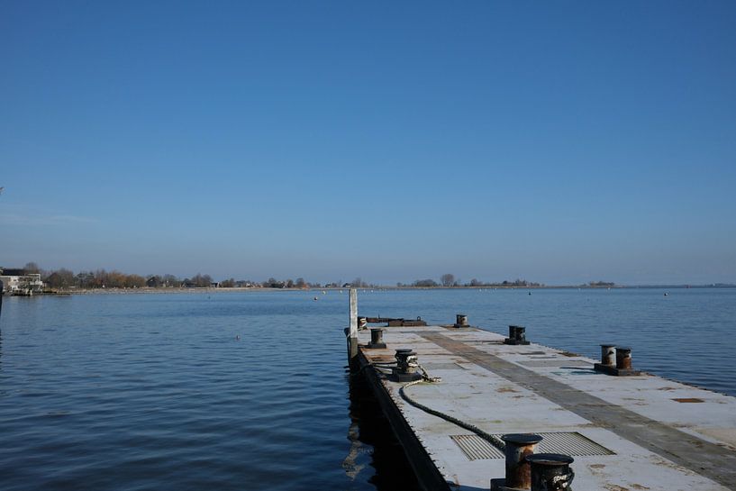 Steg ins Unendliche – Ruhe am Wasser von Pokemanicx