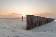 Pfahlreihe Hollum bei Sonnenuntergang von Rinnie Wijnstra Miniaturansicht