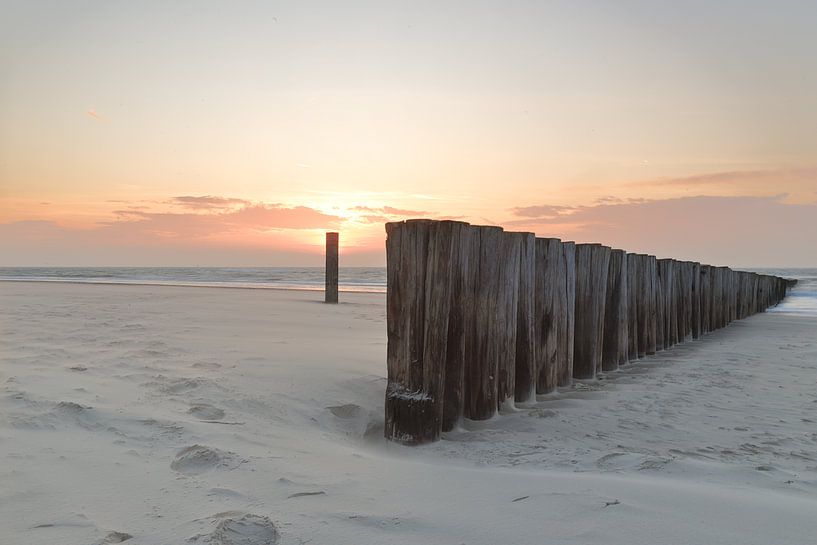 Pfahlreihe Hollum bei Sonnenuntergang von Rinnie Wijnstra (FotoAmeland )