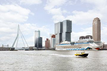 AIDA with water taxi by Prachtig Rotterdam