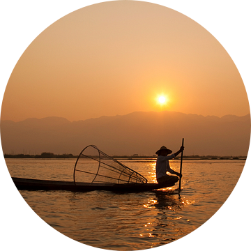 Zonsopkomst op het Inlemeer in Myanmar van Carolien van den Brink