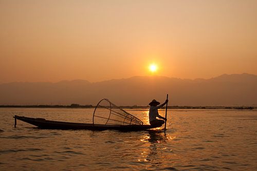 Sonnenaufgang am Inle-See in Myanmar von Carolien van den Brink