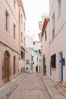 De smalle steegjes van Sitges, Barcelona, Spanje I Spaanse architectuur aan de Middellandse Zee I Zo