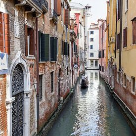 Gondel in kanaal van Venetië van Nancy Geertsma