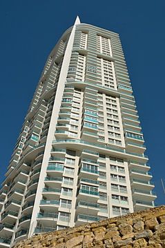 Modernes Hochhaus in Benidorm von insideportugal