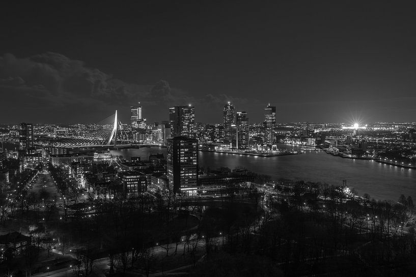 De skyline van Rotterdam met een verlichte De Kuip van MS Fotografie | Marc van der Stelt