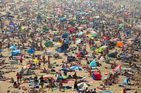 Mensenzee op strand van Scheveningen
