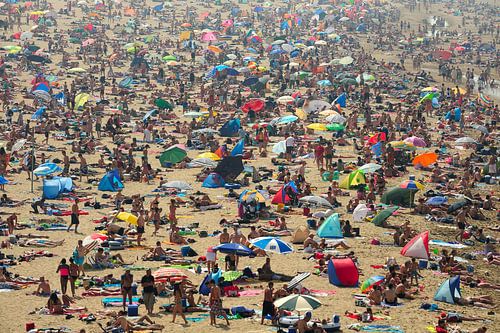 Mer de personnes sur la plage de Scheveningen