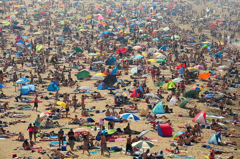 Sea of people on Scheveningen beach by Merijn van der Vliet