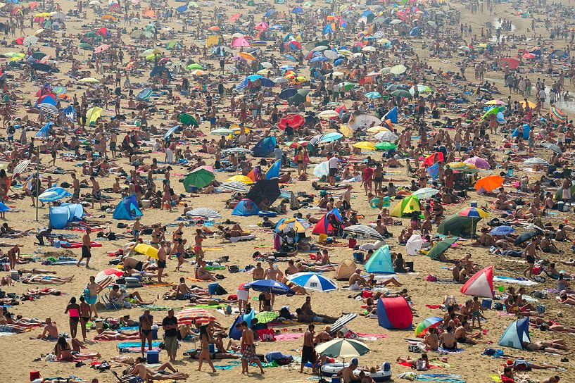 Mer de personnes sur la plage de Scheveningen par Merijn van der Vliet