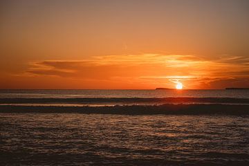 Coucher de soleil sur le surf à Mentawai 3 sur Andy Troy
