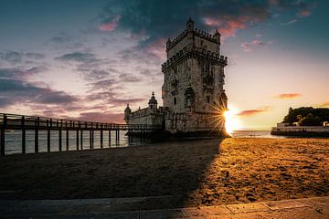 Torre de Belém bij zonsondergang, Lissabon van Fotos by Jan Wehnert