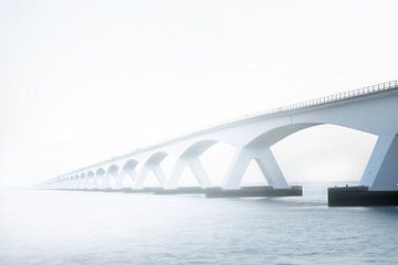 Zeeländische Brücke im Nebel, Zeeland Niederlande.