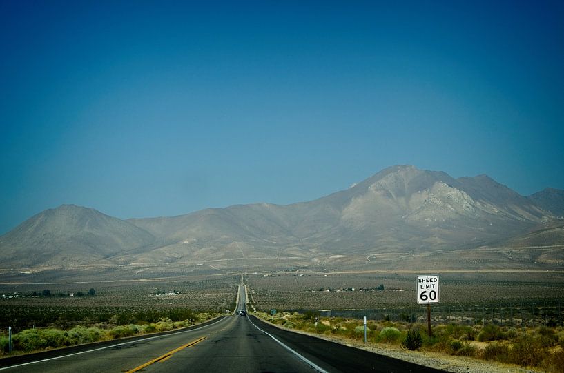 Het uitzicht op de bergen vanuit Inyokern. van Arjen van de Belt